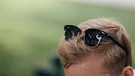 Sonnenbrille sitzt auf Haarschopf | Bild: BR Bild