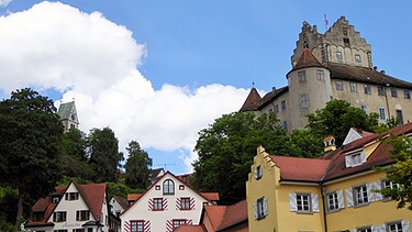 Meersburg mit Fachwerkhäusern und einer Burg | Bild: Wir in Bayern