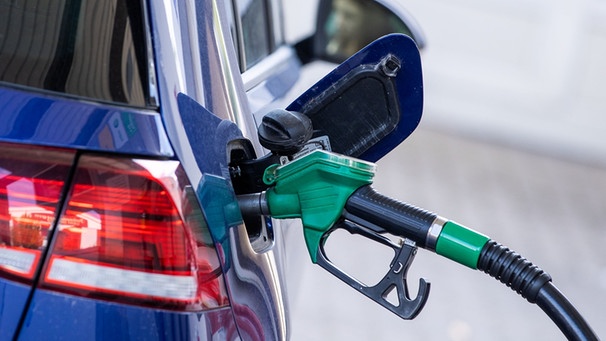 Service Auto: Hohe Spritpreise - benzinsparend Auto fahren