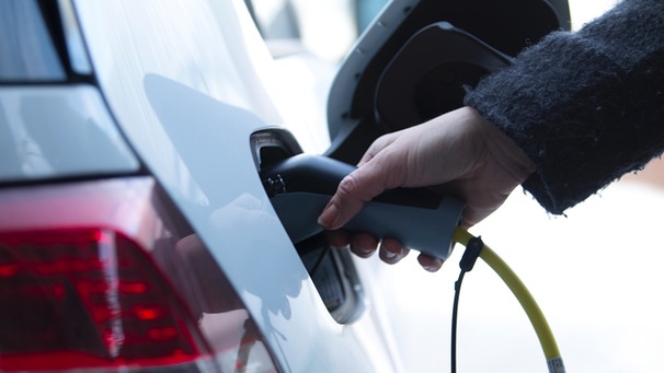 Service Auto: Benzin sparen beim Autofahren, Ratgeber