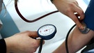 Blutdruckmessen | Bild: BR/dpa-Bildfunk/Britta Pedersen