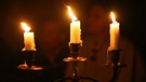 dreiflammiger Kerzenleuchter | three burning candles in candleholder | Bild: picture alliance / blickwinkel/C. Leithold