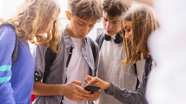 Jugendliche mit Smartphones | Bild: picture alliance / PhotoAlto | Frédéric Cirou