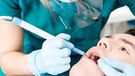 Mann bei einer Zahnuntersuchung.  | Bild: Colourbox