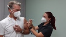 Dr. Klaus Tiedemann lässt sich gegen Corona impfen | Bild: BR/Dr. Klaus Tiedemann