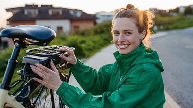 Junge Frau mit E-Bike | Bild: Colourbox