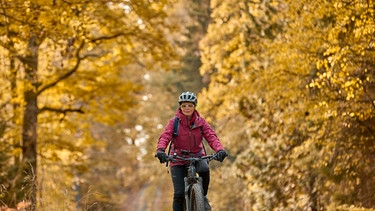 Frau auf E-Bike | Bild: picture-alliance/dpa/Zoonar/Uwe Moser