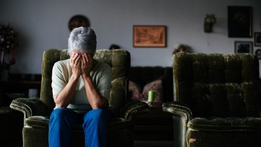 Ältere Frau alleine im Wohnzimmer | Bild: BR / Julia Müller