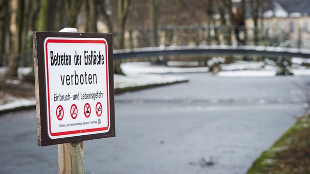 Auf einem Schild steht im Hofgarten in Bayreuth (Bayern) "Einbruch- und Lebensgefahr bei Betreten der Eisfläche" | Bild: dpa / Fotograf:David Ebener