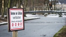 Auf einem Schild steht im Hofgarten in Bayreuth (Bayern) "Einbruch- und Lebensgefahr bei Betreten der Eisfläche" | Bild: dpa / Fotograf:David Ebener