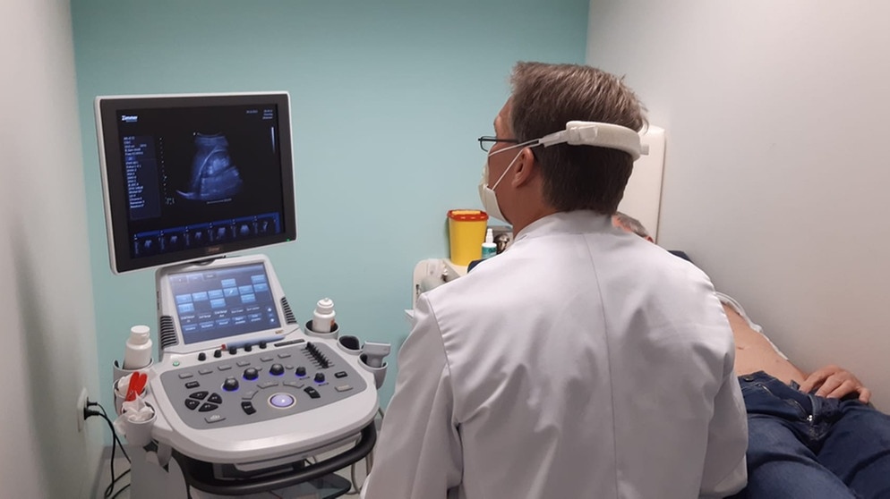 Dr. Klaus Tiedemann untersucht die Leber eines Patienten per Ultraschall | Bild: BR/Dr. Klaus Tiedemann