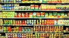 Supermarktregal mit Fertiggerichten  | Bild: picture-alliance/dpa