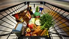Einkaufswagen mit verschiedenen Lebensmitteln | Bild: dpa Bildfunk / Fabian Sommer