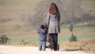 Eine Mutter geht mit einem Kleinkind und einem Baby im Kinderwagen spazieren. | Bild: stock.adobe.com/tina7si