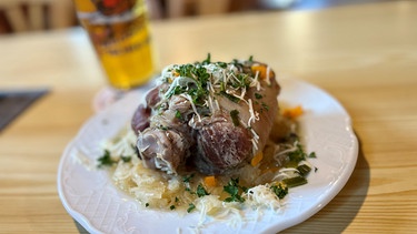 Salzknöchla mit Sauerkraut und Brot | Bild: BR/Andi Christl