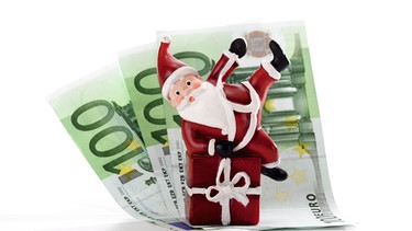 Geldscheine und Weihnachtsmannfigur | Bild: BR/MEV Creativstudio