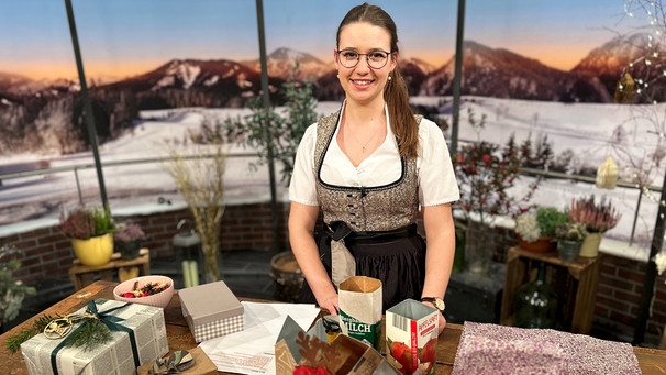 Hauswirtschaftsexpertin Elke Sommer (mit Geschenken an der Werkbank im Wir in Bayern-Wohnzimmer) | Bild: BR