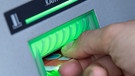 Girokarte wird in den Geldautomaten gesteckt | Bild: BR/Bildfunk/Fabian Sommer