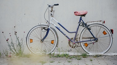 Fahrrad vor einem Haus | Bild: BR / Julia Müller