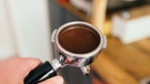 Ein mit gemahlenem Espresso gefüllter Siebträger. | Bild: BR/Lisa Hinder