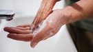 Ein Mann wäscht sich die Hände. | Bild: BR/Julia Müller