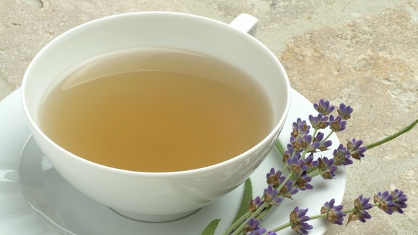 Eine Tasse Tee mit getrockneten Lavendelblüten | Bild: picture-alliance/dpa