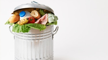 Lebensmittel landen in der Mülltonne. | Bild: Colourbox