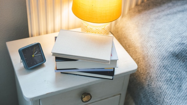 Ein Bücherstapel am Bett. | Bild: BR/Lisa Hinder