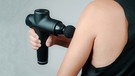 Massagepistole am Arm | Bild: Colourbox