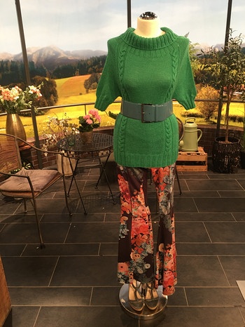 Wieder im Trend: die Mode der Seventies: grüner Pulli mit weiter Hose in Blumenoptik | Bild: BR