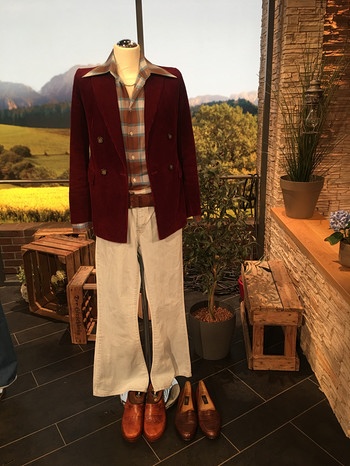 Wieder im Trend: die Mode der Seventies: beige Hose, Karohemd, brauner Blazer für den Mann | Bild: BR