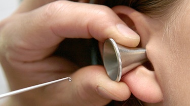 Ohr wird untersucht | Bild: BR / dpa-Bildfunk / Frank Leonhardt