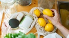 Frau hält eine Zitrone in der Hand | Bild: picture alliance