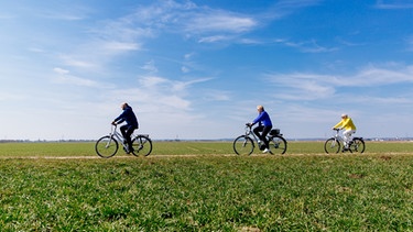 Rüstige Senioren machen einen Ausflug mit dem Fahrrad. | Bild: BR/Sylvia Bentele