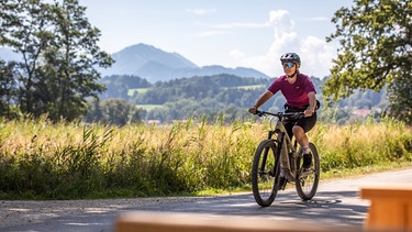 Katharina Kestler auf dem Rad, kurz nach Prien | Bild: Jens Scheibe