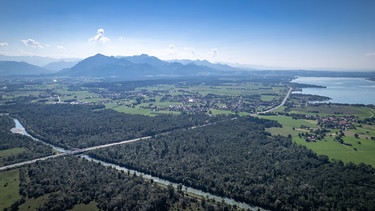 Blick von oben auf den Chiemsee mit Autobahn und Tiroler Ache | Bild: Jens Scheibe