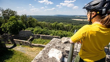 Kaddi auf dem Aussichtsturm der Ruine Bramberg | Bild: BR / Jens Scheibe