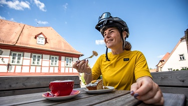 Kaddi bei Kaffee und Kuchen im Café ZwergRiese | Bild: BR / Jens Scheibe