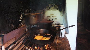 Österreichische Mehlspeisen wie die Pofesen werden im Rauchhaus mit viel Rauch in heißem Fett rausgebacken. | Bild: Annette Eckl