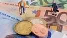 Symbolbild fuer Altersvorsorge und Rente, kleine Figuren auf Eurosgeldscheinen  | Bild: picture-alliance/dpa/blickwinkel/McPHOTO/M. Weber