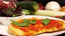 Pizza Calzone mit Blattsalaten | Bild: BR