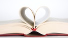 Ein aufgeschlagenes Buch, dessen Seiten ein Herz bilden | Bild: BR / Theresa Högner