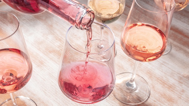 Rose wine poured into a glass, a wine tasting or a party | Bild: picture alliance / Zoonar | Katerina Solovyeva