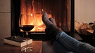Ein Glas Rotwein in gemütlichem Ambiente vor einem Kamin | Bild: picture alliance / Westend61 / Dirk Kittelberger