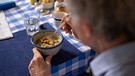 Ältere Person beim Essen | Bild: picture-alliance/dpa/Monika Skolimowska