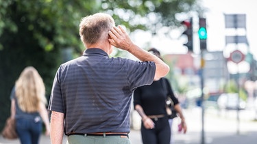 Schwerhöriger, älterer Mann von hinten auf einer Straße | Bild: BR-Bild_dpa-Bildfunk / biha / Olaf Malzahn