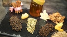 Honig und verschiedene Gewürze | Bild: BR/Philipp Kimmelzwinger