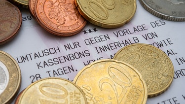 Kassenbon und Kleingeld | Bild: picture-alliance/dpa/Andrea Warnecke 