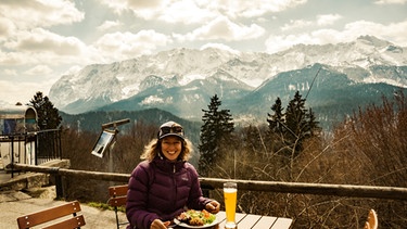 Nina Schlesener auf der Terrasse vom Berggasthof Eckbauer | Bild: BR/Ninma Schlesener