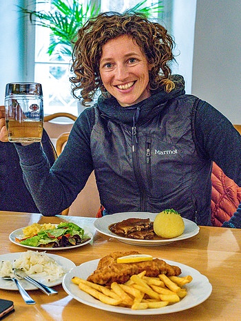 Nina Schlesener in der Klosterbrauerei Weltenburg beim Essen | Bild: Nina Schlesener